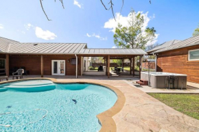 4 Bedroom Close to Downtown Hot Tub-Pool